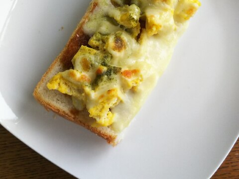 卵とお好み焼ソースのチーズトースト